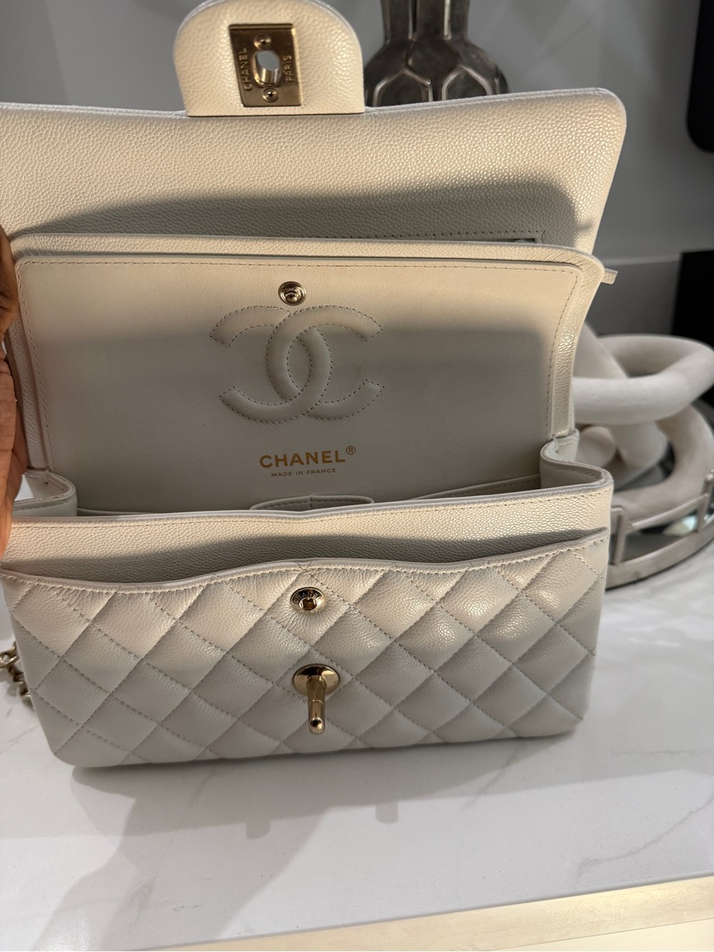 CHANEL White Quilted Shoulder Bag with Gold Hardware - Picture 5 of 7